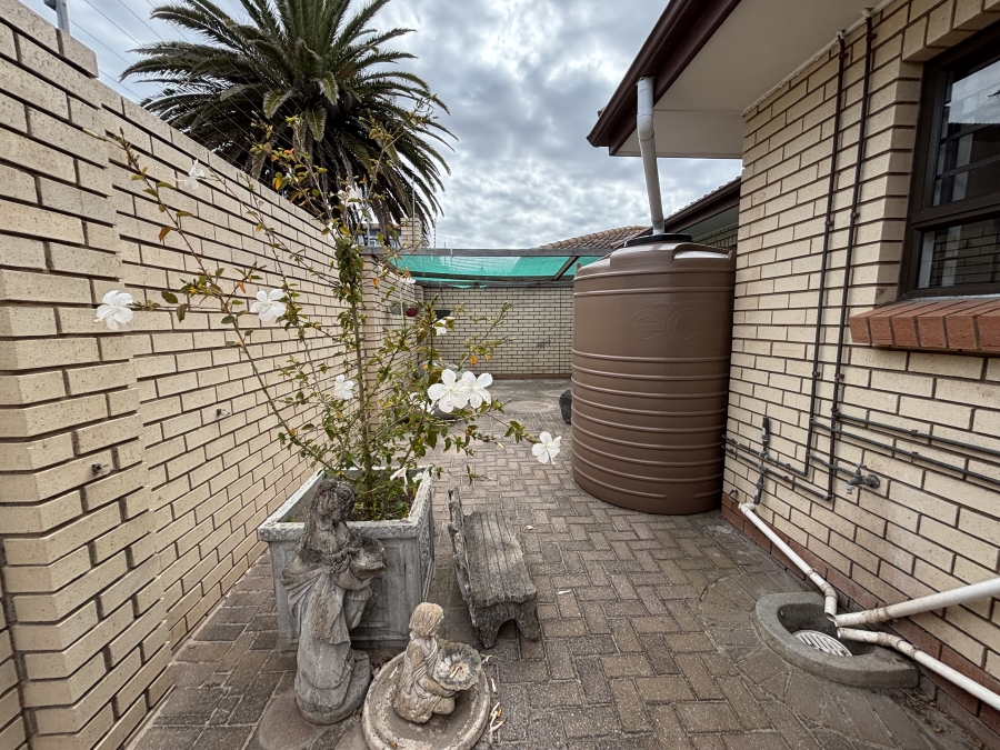 To Let 4 Bedroom Property for Rent in Summerstrand Eastern Cape